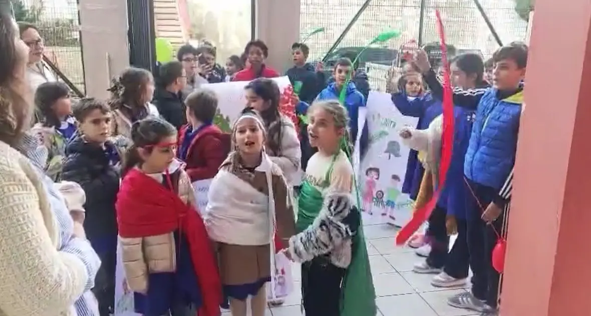 San Gregorio, i bimbi cantano l’Inno davanti alla Caserma ed emozionano tutti ricordando i tre carabinieri morti nell’esplosione a Verona