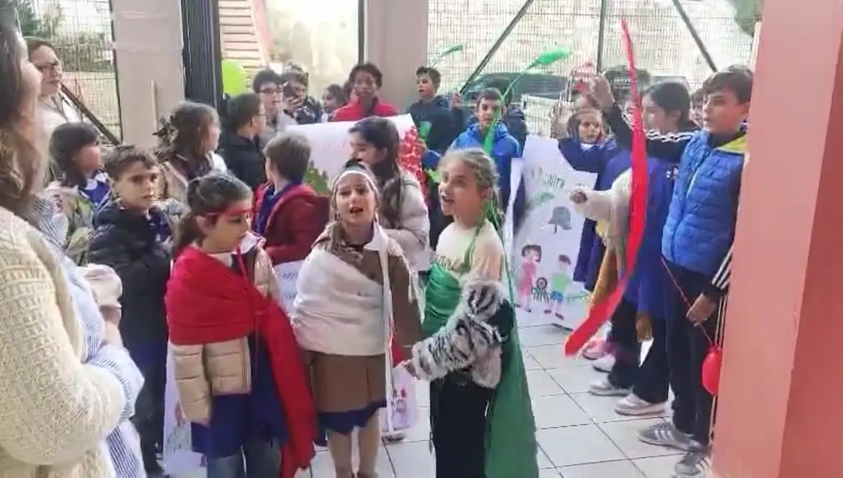 San Gregorio, i bimbi cantano l’Inno davanti alla Caserma ed emozionano tutti ricordando i tre carabinieri morti nell’esplosione a Verona