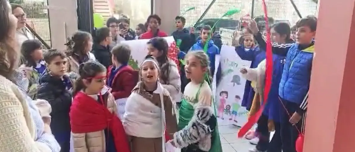 San Gregorio, i bimbi cantano l’Inno davanti alla Caserma ed emozionano tutti ricordando i tre carabinieri morti nell’esplosione a Verona