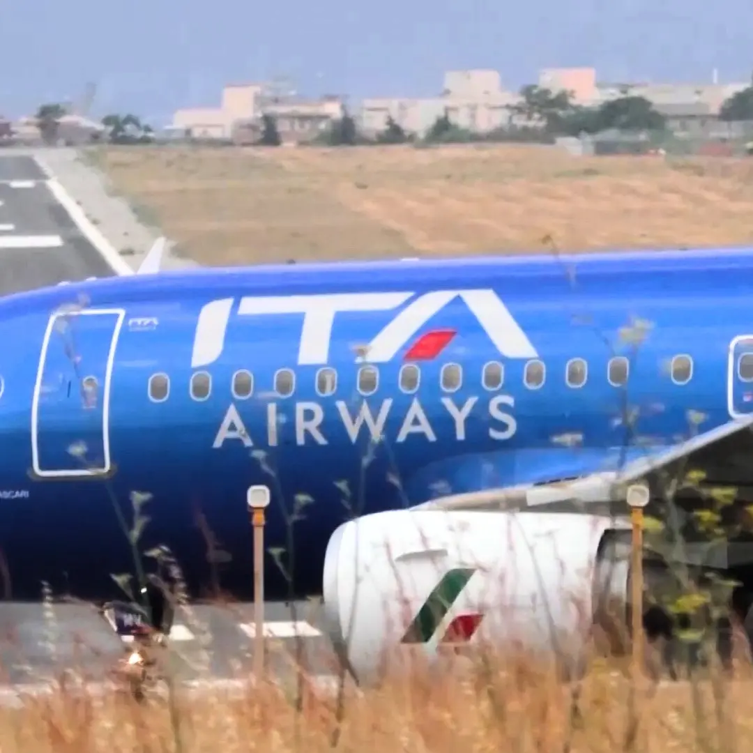 Aeroporto dello Stretto, i conti non tornano: tagli ai collegamenti con Linate e Fiumicino nonostante l'incremento di passeggeri\n