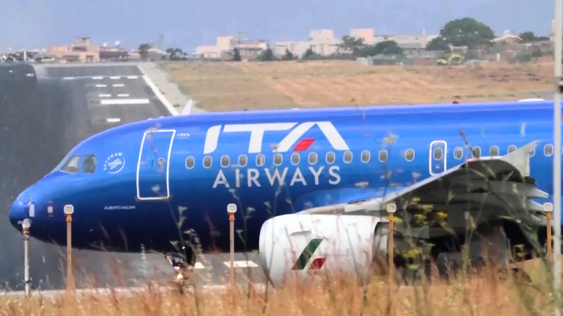 Aeroporto dello Stretto, i conti non tornano: tagli ai collegamenti con Linate e Fiumicino nonostante l'incremento di passeggeri\n