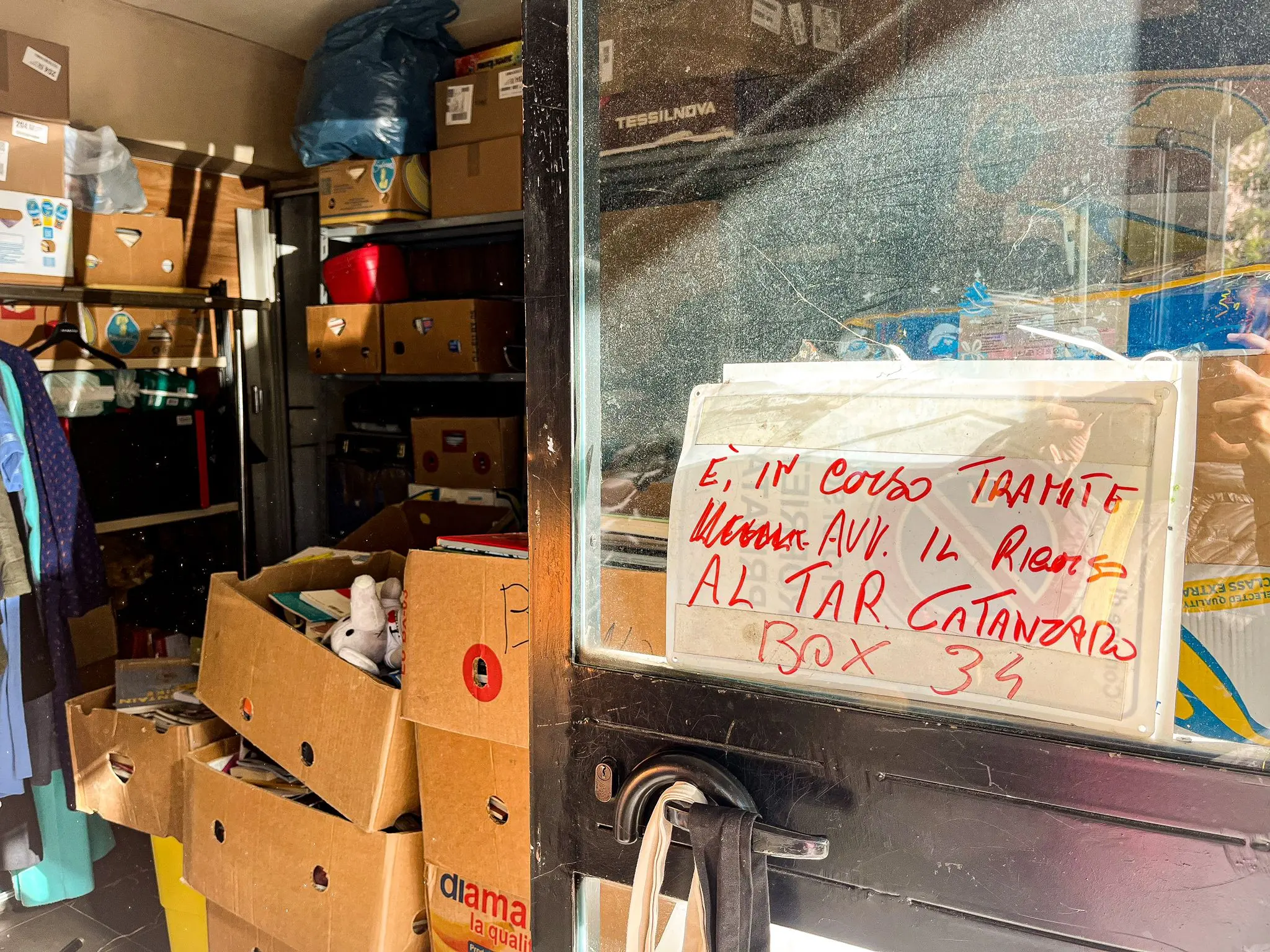 Cosenza, ambulanti sotto la sopraelevata si oppongono alle demolizioni: «Aspettiamo il Tar»