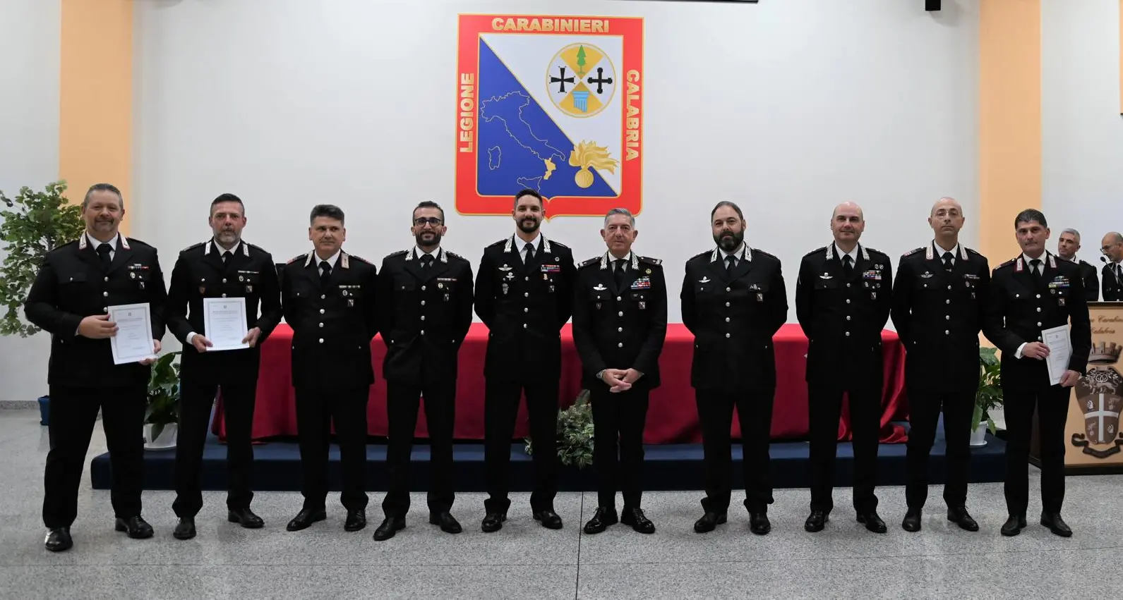 Ufficiali e sottufficiali dei carabinieri premiati alla\u00A0legione Calabria, Sciuto:\u00A0«Riconosciamo l’impegno\u00A0di chi ricopre posizioni di comando»\n\n\n