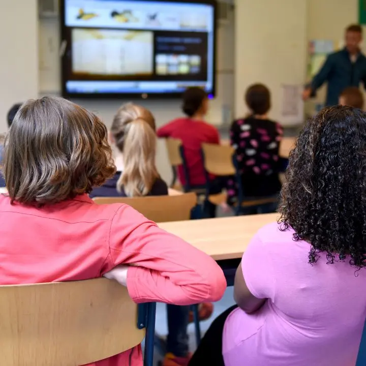Scuola, firmato il rinnovo del contratto: +150 euro per i docenti. Valditara: «Gli stipendi erano fermi da anni»\n