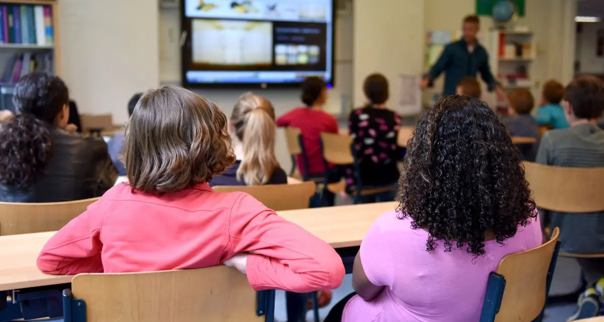 Scuola, firmato il rinnovo del contratto: +150 euro per i docenti. Valditara: «Gli stipendi erano fermi da anni»\n