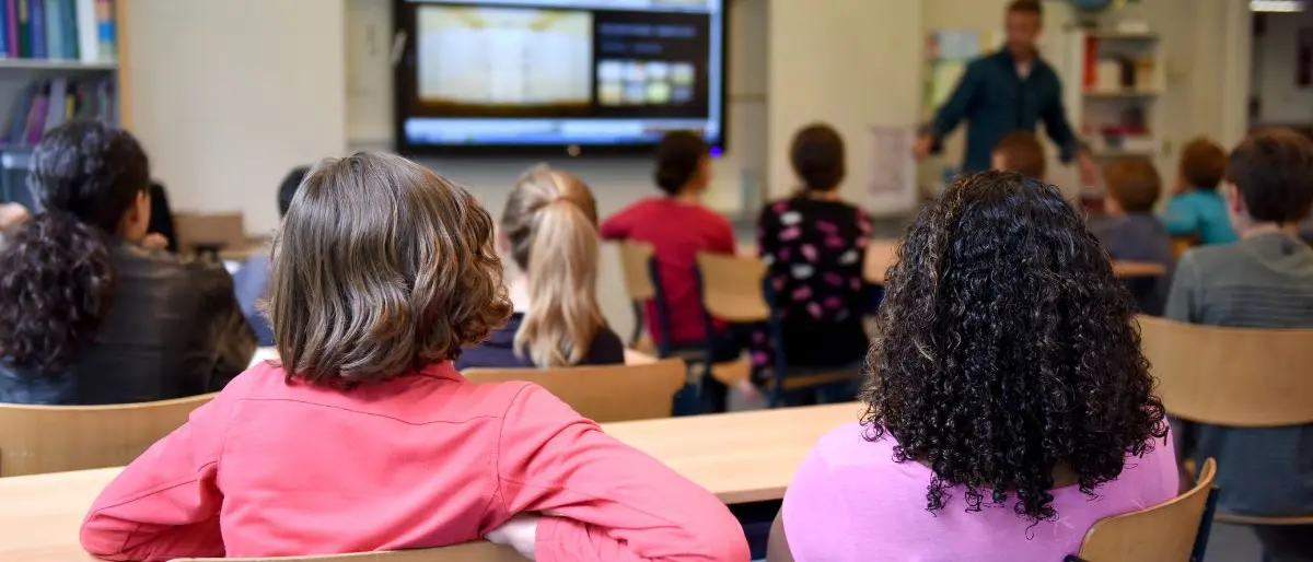 Scuola, firmato il rinnovo del contratto: +150 euro per i docenti. Valditara: «Gli stipendi erano fermi da anni»\n