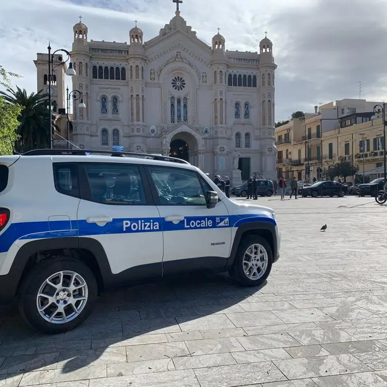 Reggio, dava in escandescenze in piazza Duomo: denunciato\n