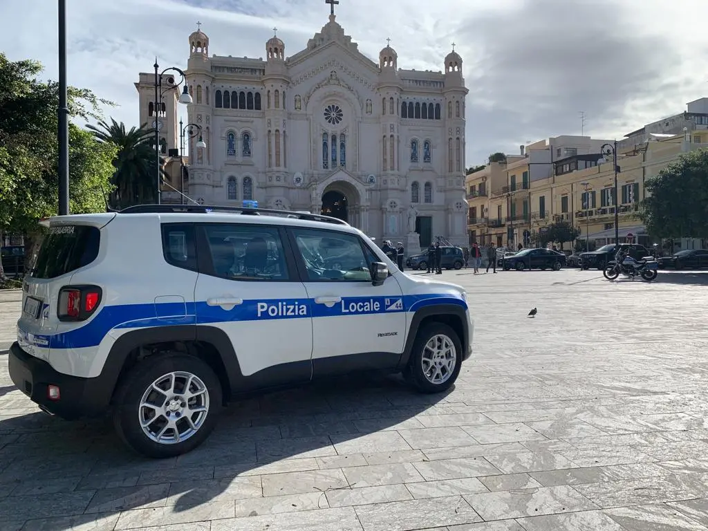 Reggio, dava in escandescenze in piazza Duomo: denunciato\n