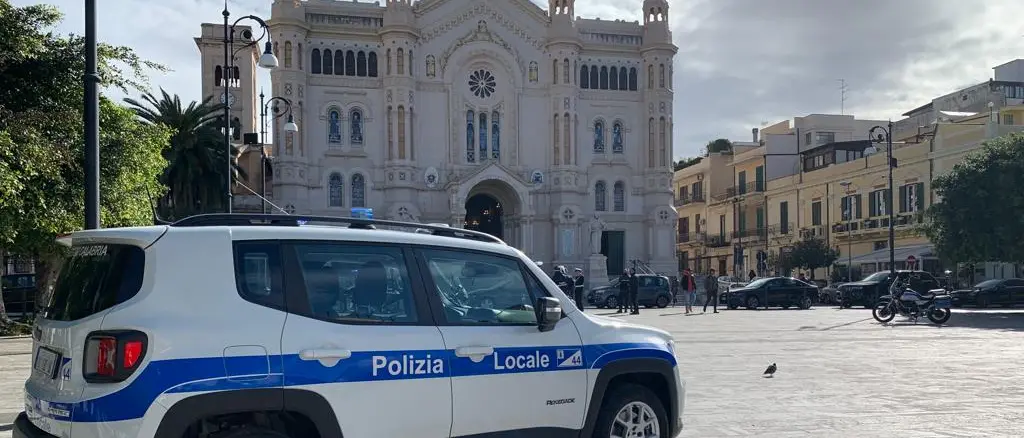 Reggio, dava in escandescenze in piazza Duomo: denunciato\n