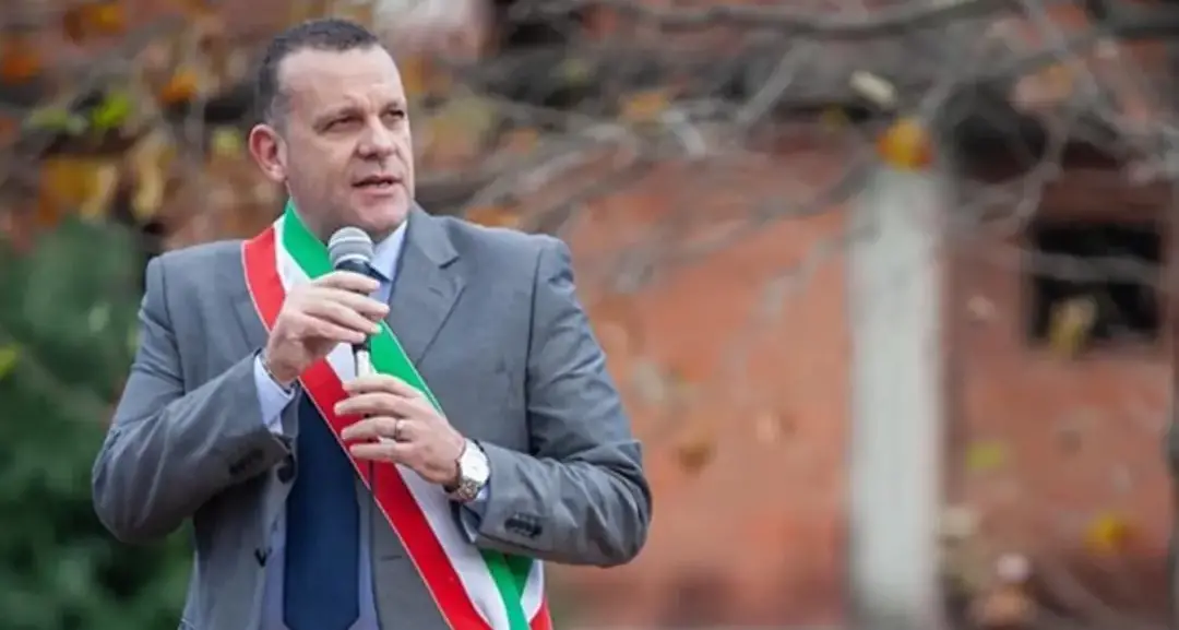 «Usa l'auto della Municipale anche per andare a fare la spesa»: bufera sul sindaco di Santa Maria del Cedro