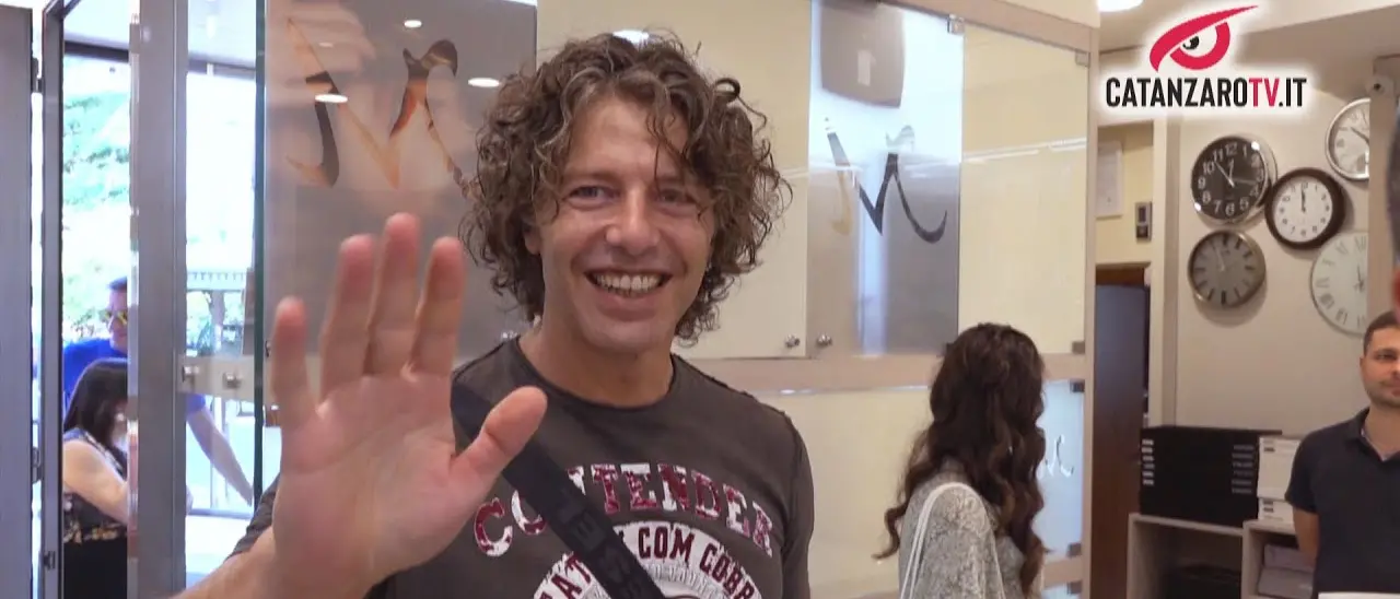 Testi, l'attore che ha fatto il salto dietro la telecamera - VIDEO