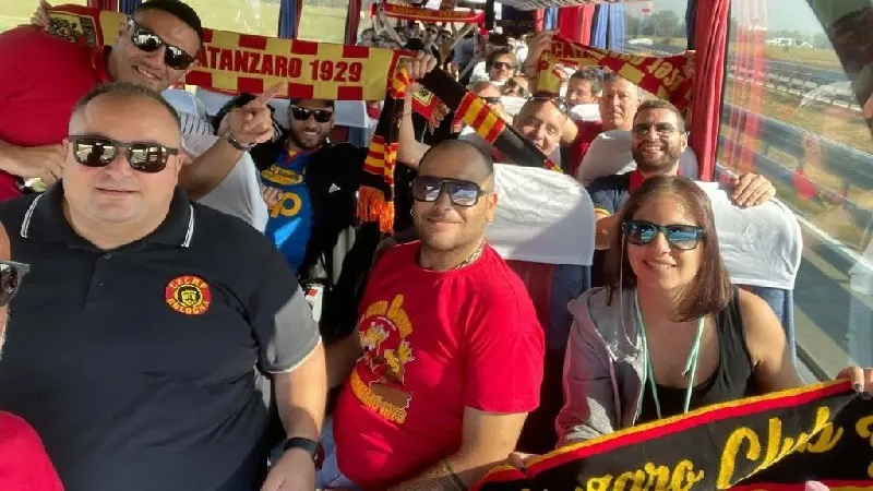 Tifosi giallorossi riparano bus al telefono in tempo per Marassi -VIDEO