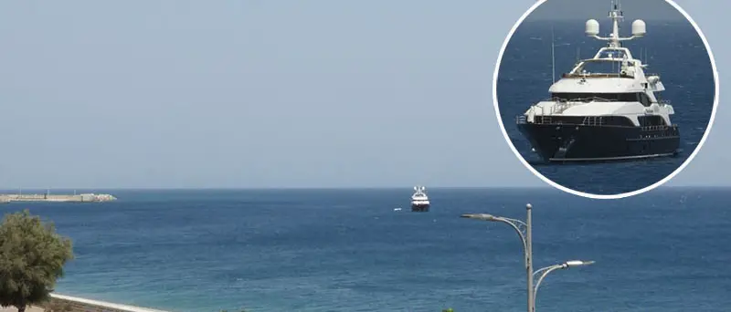 Il 'Checkmate' a Lido: yacht di lusso fuori dal porto di Catanzaro