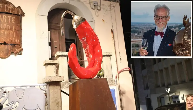 Maxi-peperoncino del maestro Carta davanti al laboratorio del 'Ciacio'