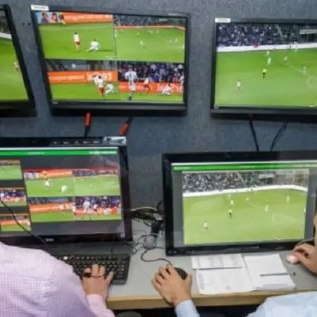 Bari pungola Catanzaro, ma su VAR in C Ghirelli ci ripensa - VIDEO