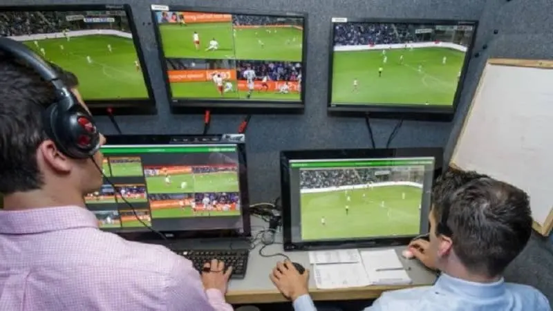 Bari pungola Catanzaro, ma su VAR in C Ghirelli ci ripensa - VIDEO