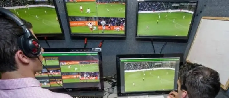 Bari pungola Catanzaro, ma su VAR in C Ghirelli ci ripensa - VIDEO