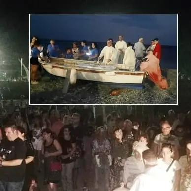 Porto Salvo, centinaia di fedeli per la messa in spiaggia