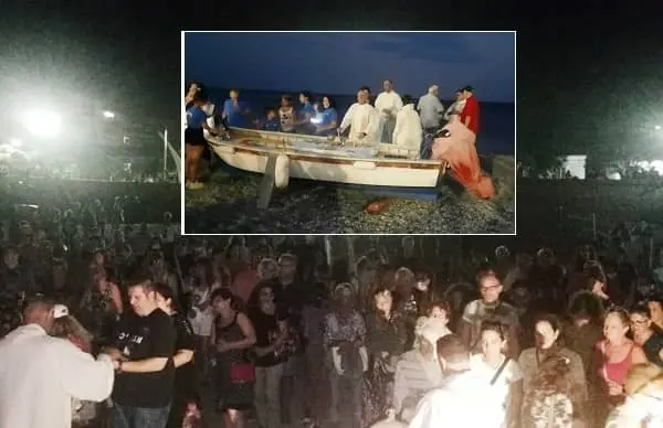 Porto Salvo, centinaia di fedeli per la messa in spiaggia