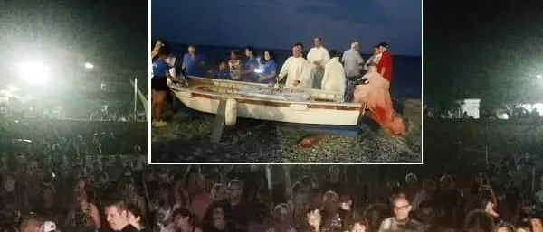 Porto Salvo, centinaia di fedeli per la messa in spiaggia