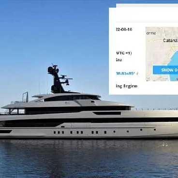 Yacht in vista al largo della costa catanzarese