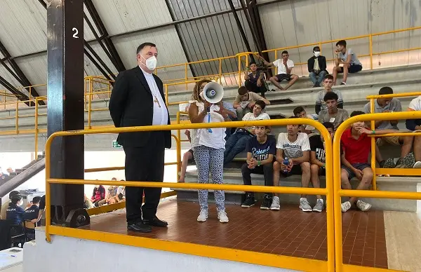 Mons. Maniago in visita ai migranti al PalaGallo: \"Abbiate speranza\"