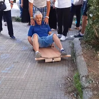 Tuffo di 60 anni indietro tra i giochi dell'infanzia - VIDEO