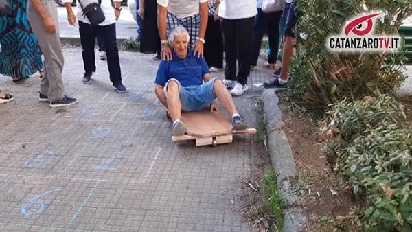 Tuffo di 60 anni indietro tra i giochi dell'infanzia - VIDEO