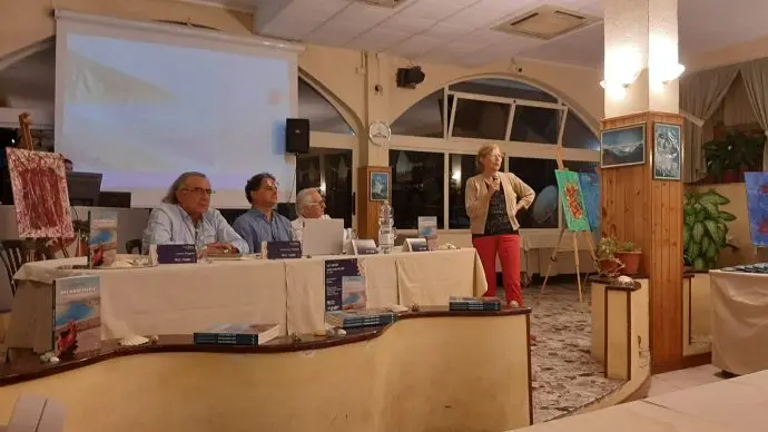 Presentato \"Dal mare felice\", racconti dedicati a Caminìa