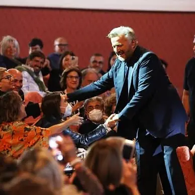 De Sica canta e racconta agli 'amici' del Politeama