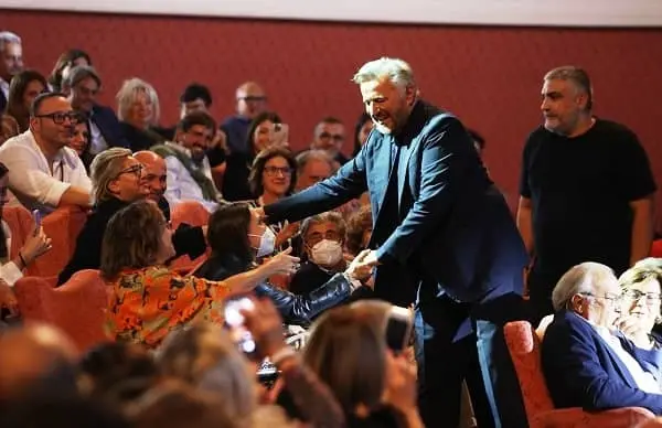 De Sica canta e racconta agli 'amici' del Politeama