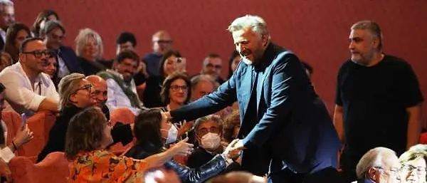 De Sica canta e racconta agli 'amici' del Politeama