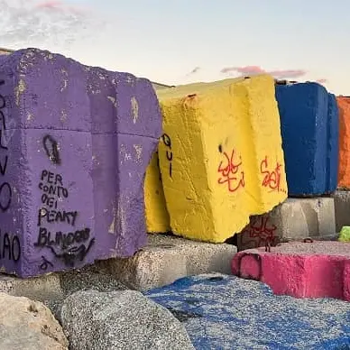 Area porto, deturpati i cubi colorati di Sirelli
