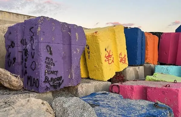 Area porto, deturpati i cubi colorati di Sirelli