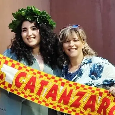 La laurea? Giulia la festeggia con la sciarpa giallorossa