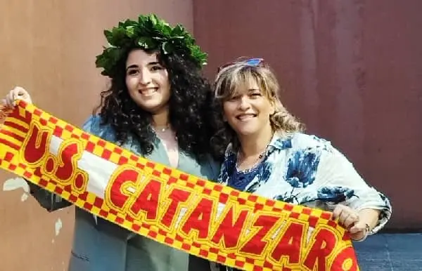 La laurea? Giulia la festeggia con la sciarpa giallorossa