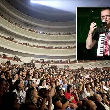 Appassionati di Gigi D'Alessio in visibilio al Politeama