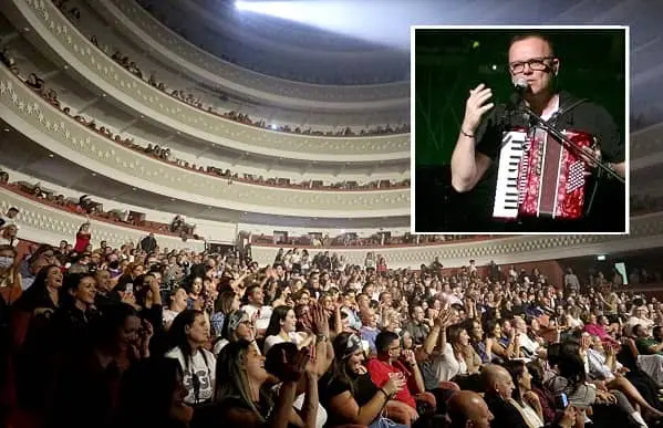 Appassionati di Gigi D'Alessio in visibilio al Politeama