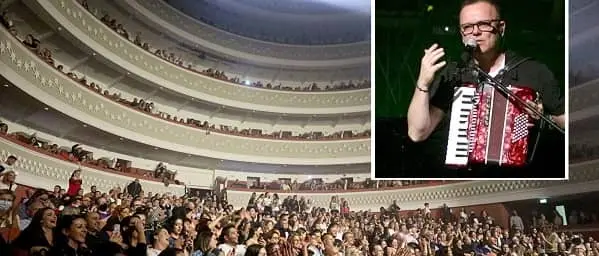 Appassionati di Gigi D'Alessio in visibilio al Politeama