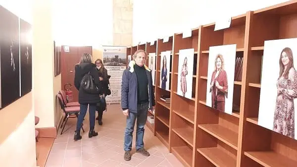 Testa e cuore 'Verso la luce': ritratti femminili anti-violenza