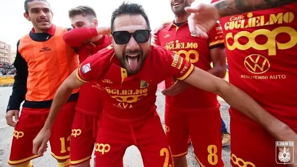 Catanzaro, prova da vera capolista: 2-0 al Crotone - VIDEO