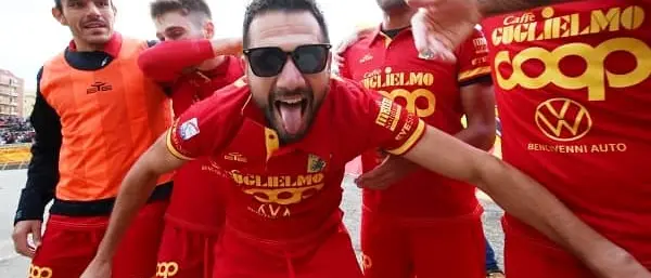 Catanzaro, prova da vera capolista: 2-0 al Crotone - VIDEO