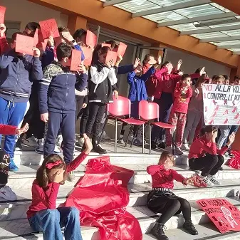 Piccoli alunni impegnati nel 'No a violenza su donne'