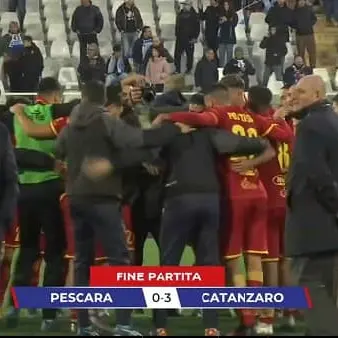 Pescara-Catanzaro, spot del calcio lo spettacolo delle tifoserie - VIDEO