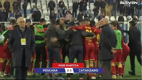 Pescara-Catanzaro, spot del calcio lo spettacolo delle tifoserie - VIDEO