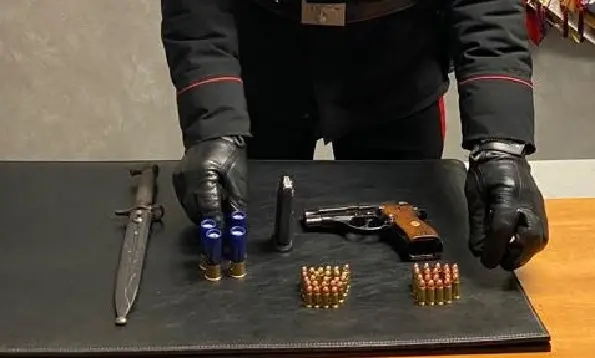 Arrestato cinquantenne con pistola e munizioni in luogo pubblico