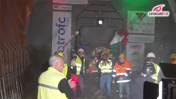 Metro, tunnel completato: tra un anno la prima corsa - VIDEO