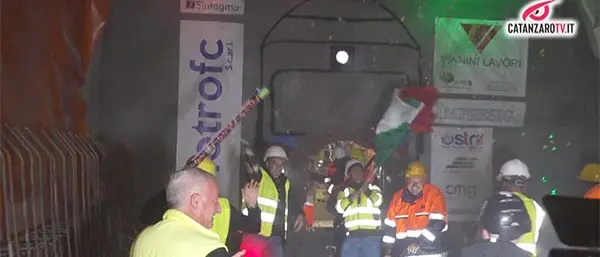 Metro, tunnel completato: tra un anno la prima corsa - VIDEO