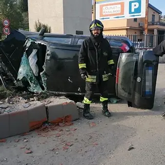 Viale Isonzo, Panda contro muretto: un ferito