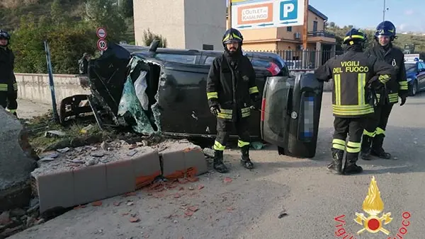 Viale Isonzo, Panda contro muretto: un ferito